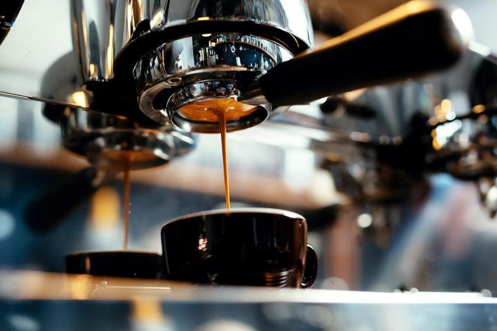 Installation et nettoyage de distributeurs automatiques de café.